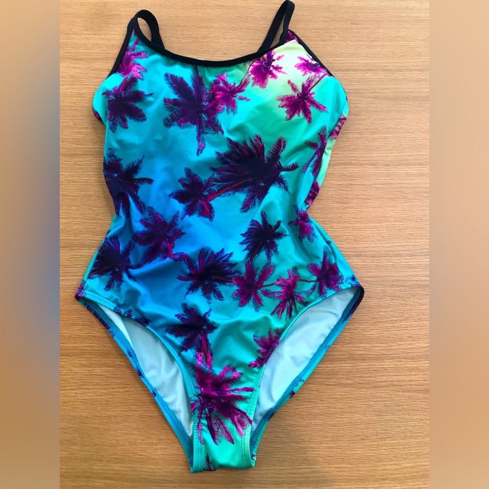 Carve design
One piece swimsuit